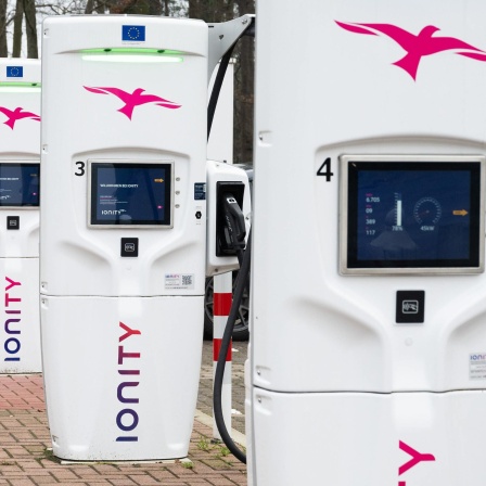 Ladesäulen für Elektroautos stehen an einem Rastplatz an der A2