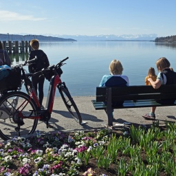 E-Bikes Ausflügler genießen an der Seepromenade die Sonne