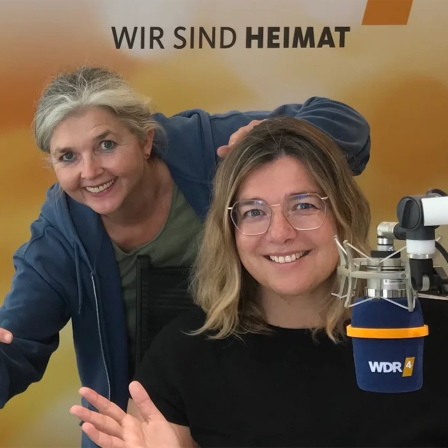 Sportreporterin Anne van Eickels mit Heike Knispel im WDR 4 Studio.