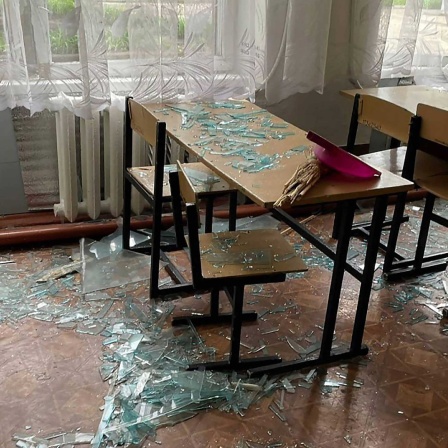Mit Glassplittern übersäte Tische in einem Klassenzimmer in Pavlograd (01.05.2023).