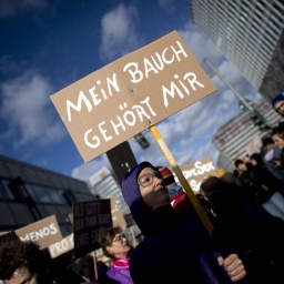 Eine Person hält auf einer Demo ein Schild in der Hand, auf dem "Mein Bauch gehört mir" steht.