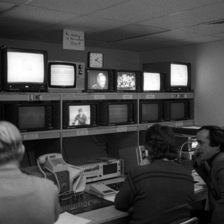 Mitarbeiter der Bildregie des DDR Fernsehens stellen im Schaltraum die Fernsehbilder zusammen