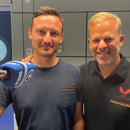 Co-Trainer Florian Junge und Trainer Markus Anfang vorm Mikrofon im SWR Studio Kaiserslautern.