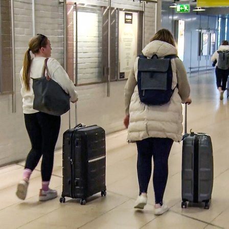 Passagiere, die wegen eines Streiks von Hamburg nach Hannover umgeleitet wurden, gehen durch den Flughafen.