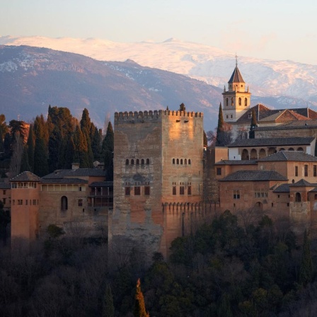 Blick auf die Alhambra vom Aussichtspunkt Plaza San Nicolas mit der Sierra Nevada im Hintergrund.
