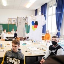 April 2022, Berlin: Alexander Slotty (l), Staatssekretär für Bildung begrüßt die ersten Lehrerinnen und Lehrer aus der Ukraine in der Willkommensklasse am Willy-Graf-Gymnasium in Berlin-Lichterfelde (Bild: dpa)