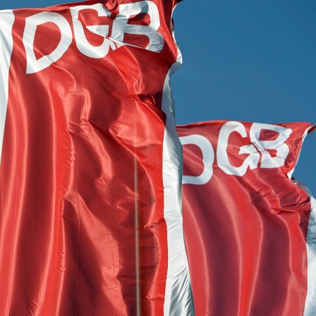 Fahnen des Deutschen Gewerkschaftsbunds (DGB) wehen am Montag (09.02.2009) in Leipzig zum Auftakt einer Kampagne gegen Altersarmut.