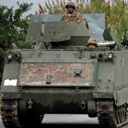 Libanesische Soldaten fahren in einem Konvoi auf dem Weg in den Südlibanon.