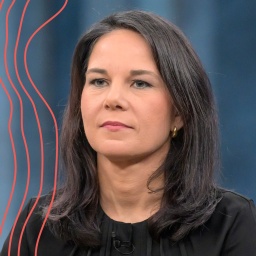 Annalena Baerbock im Fernsehstudio bei Caren Miosga.