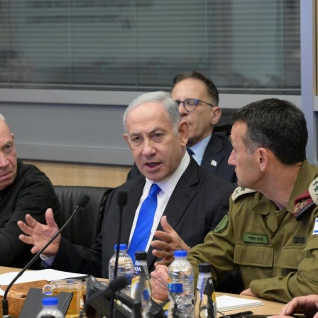 Benjamin Netanjahu (2.v.l.), Ministerpräsident von Israel, und Joaw Galant (l), Verteidigungsminister von Israel, besprechen sich.