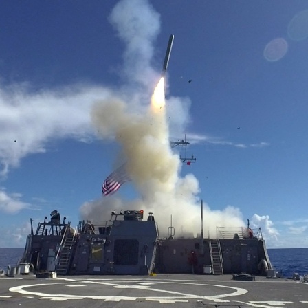 Demonstration eines Abschusses einer amerikanischen Tomahawk Rakete von einem Flugzeugträger.