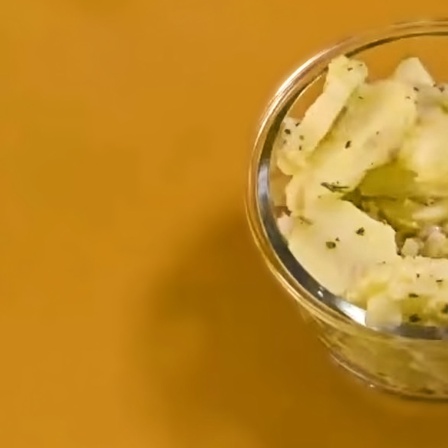 Eine Schale Kartoffelsalat.