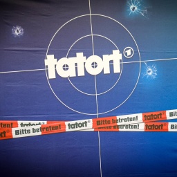 Plakatwand mit "Tatort" Logo. 
