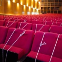 Alle Sitzplätze im Zuschauerraum der Urania sind wegen der Corona-Pandemie durch Seile abgesperrt während der Präsentation der Biographie "Markus Söder - Der Schattenkanzler".