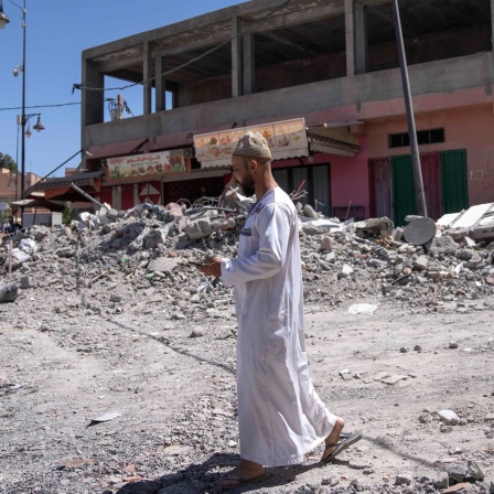Marrakesch: Ein Mann geht entlang der Trümmer von Gebäuden nach einem Erdbeben.