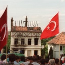 Demonstranten tragen am 29. Mai 1993 vor dem ausgebrannten Haus der Familie Genç in Solingen türkische Fahnen. 