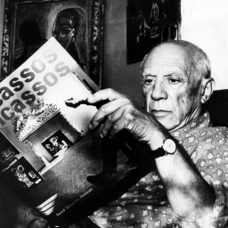 Artist Pablo Picasso reads fom his book at his home on the French Riviera. 10/19/60. Courtesy: CSU Archives/Everett Collection.