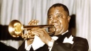 Louis Armstrong mit Trompete.