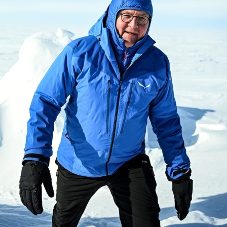Bundespräsident Frank-Walter Steinmeier und seine Frau Elke Büdenbender informieren sich bei einem Gang durch die Arktis in Tuktoyaktuk über die Folgen des Klimawandels. Ziel der Reise ist es die deutsch-kanadischen Beziehungen in schwierigen politischen und wirtschaftlichen Zeiten zu stärken.