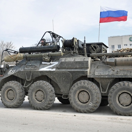 Ein gepanzertes Fahrzeug fährt entlang einer Straße in Armyansk im nördlichen Teil der Krim, Russland
