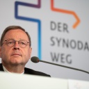 Bischof Georg Bätzing, Präsident des Synodalen Weges, spricht während der Eröffnungspressekonferenz der vierten Synodalversammlung der katholischen Kirche in Deutschland im Congress Center Messe Frankfurt.