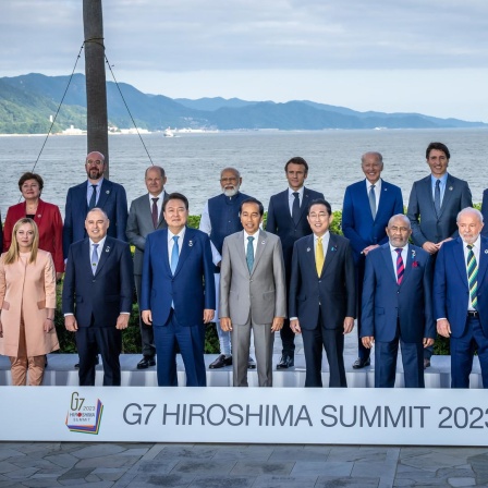 Zu sehen sind die Staatschefs zahlreicher Länder auf dem G7-Gipfel in Hiroshima, unter anderem Bundeskanzler Scholz und US-Präsident Biden. Auch Vertreter der G20-Staaten nehmen als Gäste teil. 
