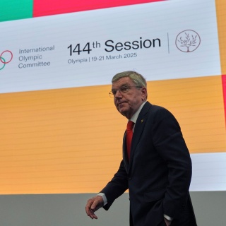 Der Präsident des Internationalen Olympischen Komitees (IOC), Thomas Bach, verlässt die Pressekonferenz im Vorfeld der 144. Sitzung, auf der der neue IOC-Präsident gewählt wird