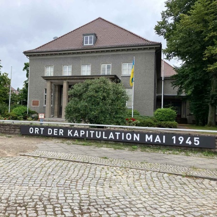"Ort der Kapitulation Mai 1945" steht auf einer Mauer vor dem Museum Berlin-Karlshorst (Bild: rbb/Wolf Siebert)
