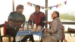 Die Geburtstagsgesellschaft mit Johannes (Ronald Zehrfeld), Ralf (Felix Kramer) und Ruth (Ursula Werner). (Bild: rbb/Frédéric Batier)