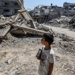 Nahostkrieg – ein Junge Blick auf ein zerstörtes Gebäude in den Trümmern von Gaza Stadt © picture alliance/ Anadolu/ Abed Rahim Khatib