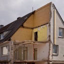 Ein halb abgerissene Wohnhaushälfte