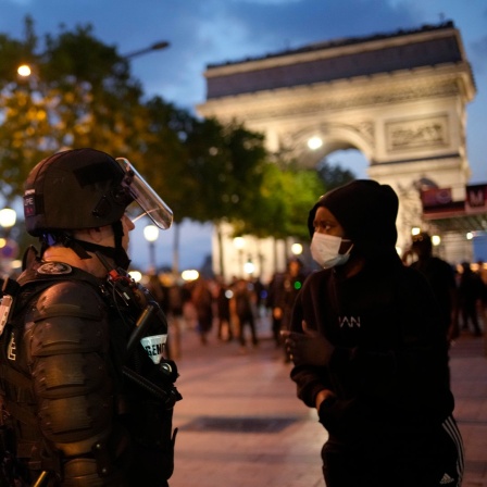 Polizisten vor dem Arc de Triomphe in Paris
