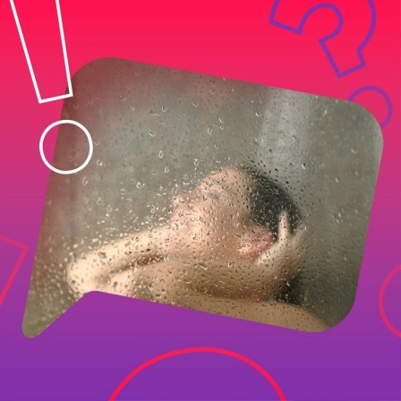 Duschen macht kreativ, sagen Forscher! Im Bild duscht eine Frau, zu sehen durch die wasserbenetzte Scheibe.