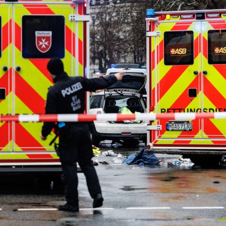 In der Münchner Innenstadt ist ein Fahrzeug in eine Menschengruppe gefahren: Rettungskräfte stehen in der Nähe des Einsatzortes. 