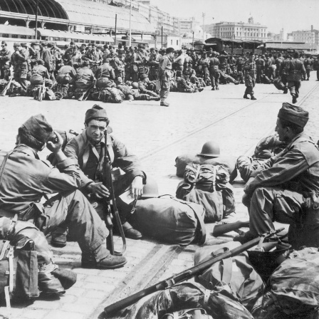 Die Ankunft der letzten Einheit der französischen 20. Infanterie-Division am Kai von Algier im Juni 1956.