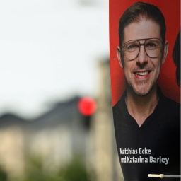 Ein Wahlplakat des sächsischen SPD-Spitzenkandidaten zur Europawahl, Matthias Ecke hängt an der Schandauer Straße im Stadtteil Striesen in Dresden an einem Laternenmast.