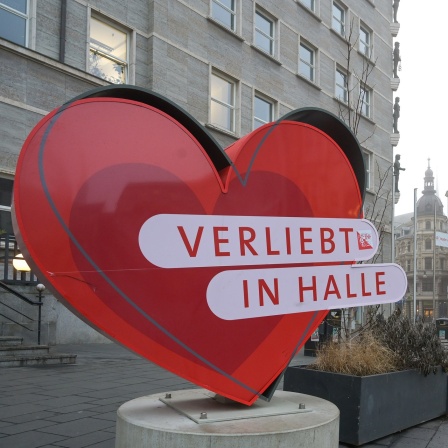 Ein großes rotes Herz mit dem Spruch "Verliebt in Halle" steht vor dem Rathaus von Halle.