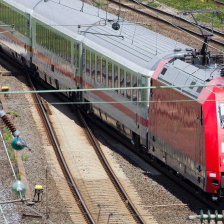 Ein Intercity (IC) der Deutschen Bahn auf den Schienen
