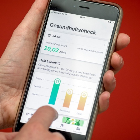 Ein Handybildschirm zeigt die App "Vivy", aufgenommen bei der Vorstellung der digitalen Gesundheitsakte