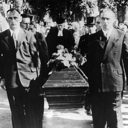 Mitglieder der Sozialistische Reichspartei tragen den Sarg des am 7. Juni 1951 in Landsberg am Lech hingerichteten Kriegsverbrechers Hans Schmidt (Archivbild)
