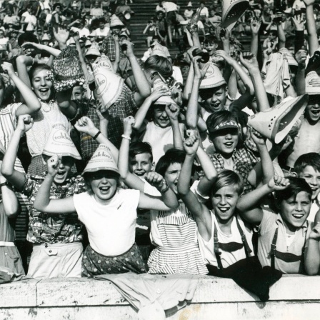 Jubelnde Kinder während eines Sportfests 1959 in Westberlin