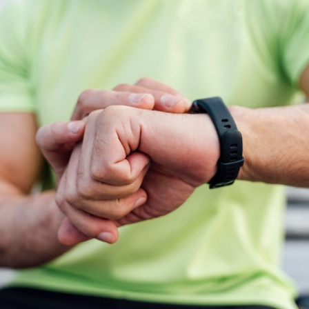 Ein Mann checkt seine Smartwatch (Bild: picture alliance / Westend61 | Vasily Pindyurin)