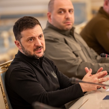 Wolodymyr Selenskyj, Präsident der Ukraine spricht neben steht neben Rustem Umjerow, Verteidigungsminister der Ukraine zu Verteidigungsminister Pistorius. Pistorius hält sich zu politischen Gesprächen in der Ukraine auf.