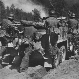 Vormarsch von Soldaten auf Sandwegen im Wald nordöstlich von Dretun, Belarus, im Zweiten Weltkrieg.