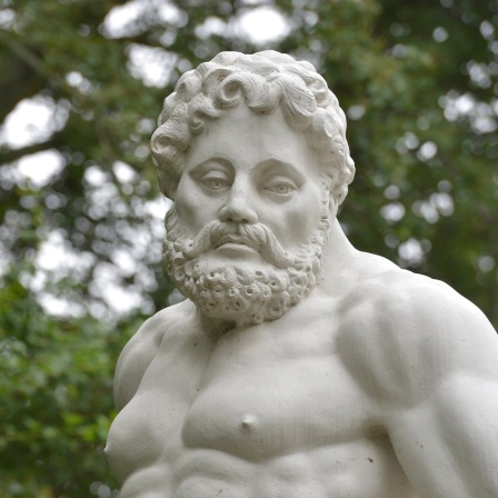 Eine Herkules-Statue im Schlosspark von Lützschena bei Leipzig