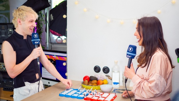 Eurovision Song Contest - Mustii Aus Belgien Und Alina Spielen 'wer Ist Es.'