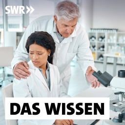 Eine grauhaariger Mann belästigt eine junge Frau, die an einem Mikroskop arbeitet, indem er ihr die Hand auf die Schulter legt: Es kann Doktoranden genauso treffen wie Spitzenforscherinnen: Ist die Wissenschaft besonders anfällig für Mobbing, Belästigung und Machtmissbrauch?