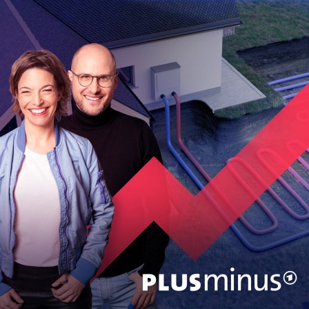 Die Graphik zeigt, wie Rohre für eine Wärmepumpe im Garten eines Hauses verlegt werden. Wärmepumpen gelten als Schlüssel der Energiewende, sind aber in Deutschland viel teurer als woanders. In dieser Folge des Plusminus Podcasts zeigen die beiden Hosts Anna Planken und David Ahlf, wie Fehler der Regierung Kosten treiben und fragen: Warum geht es im Ausland so viel billiger? Ein Blick auf Förderchaos und Verunsicherung.