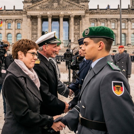 Annegret Kramp-Karrenbauer (CDU), Verteidigungsministerin, gratuliert Rekrutinnen und Rekruten der Bundeswehr nach dem großen öffentlichen Gelöbnis von Bundeswehrsoldaten vor dem Reichstagsgebäude