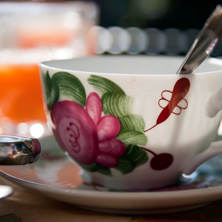 Teetasse mit floralem Aufdruck. 